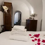 Vakantiehuis Santorini Vineyard With Heated Pool
