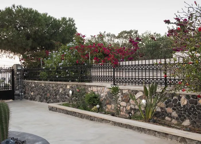 Santorini Vineyard With Heated Pool *