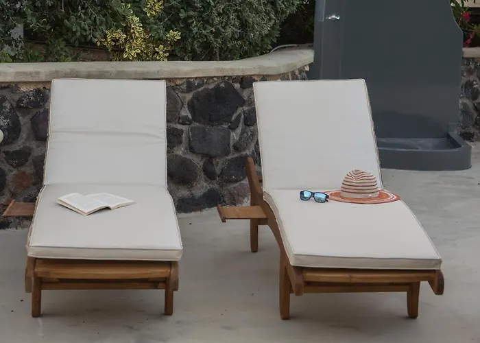 Semesterbostad Santorini Vineyard With Heated Pool