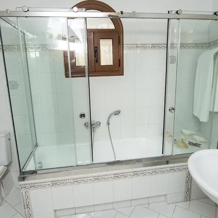 Santorini Vineyard With Heated Pool