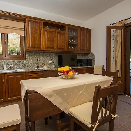 Santorini Vineyard With Heated Pool