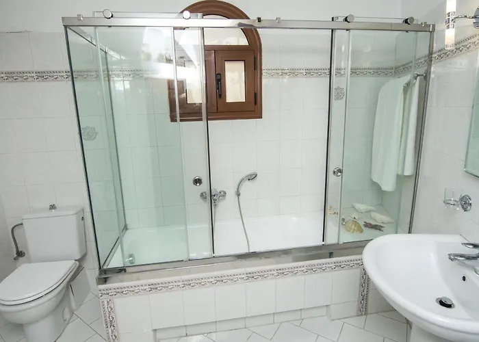 Santorini Vineyard With Heated Pool