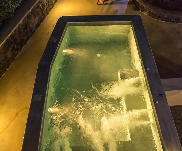 بيت للعطل Santorini Vineyard With Heated Pool Éxo Goniá